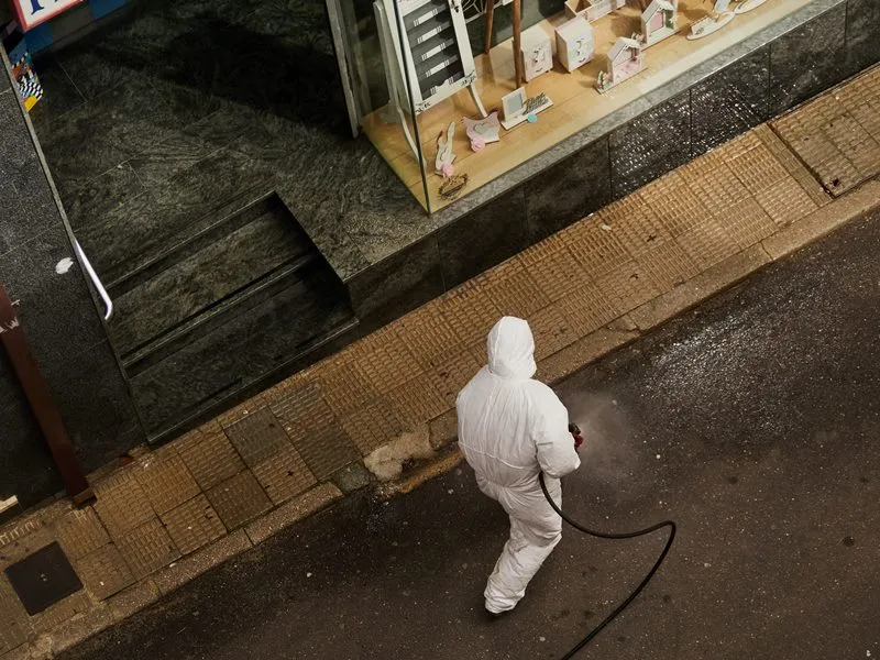 Co powinny stosować zakłady przemysłowe podczas epidemii – bramy do dezynfekcji czy automatyzację?