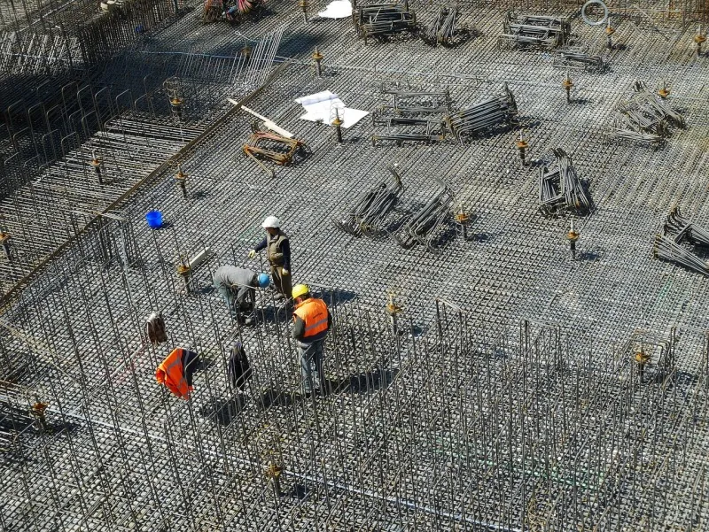 Ochrona pieszych w miejscu pracy za pomocą barier elastycznych